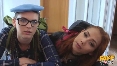 La finta pornostar adolescente Veronica Leal e Taylee Wood cavalcano il cazzo del direttore dell＇ostello in un trio tra donne, uomini e donne.