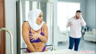 Donne musulmane hijabi con grandi tette e un gran culo carmela clutch cavalcano il cazzo del proprietario di casa