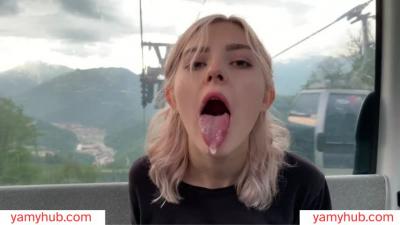 Onlyfans La sorellastra adolescente Eva Elfie beve lo sperma dopo aver fatto un pompino