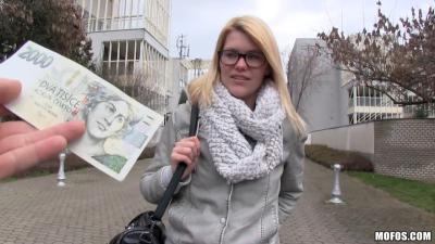 Mofos Czech Pornstar Victoria Sweet scopata hardcore da un falso agente pubblico. Donne di rimorchiatori pubblici e scopata per soldi da un falso agente porno video.